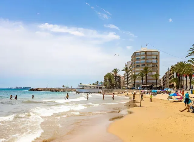 Apartamento con piscina comunitaria, Alicante, Torrevieja. 2 habitaciones, 53 m2, 1,4 kilómetros del mar — 9