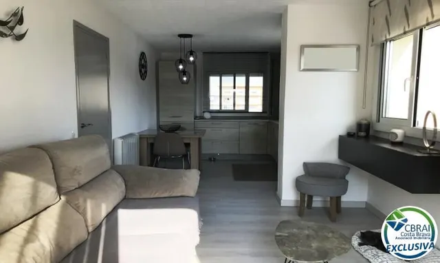 Apartamento reformado con amplia terraza y aparcamiento privado en Santa Margarita Roses — 7