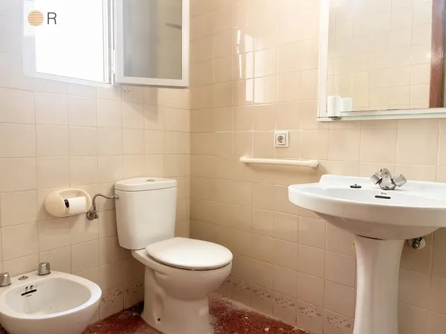Piso con 4 dormitorios, 2 baños y terraza — 10