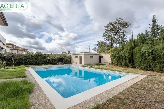 Gran casa con parcela y piscina en Cájar - foto 3