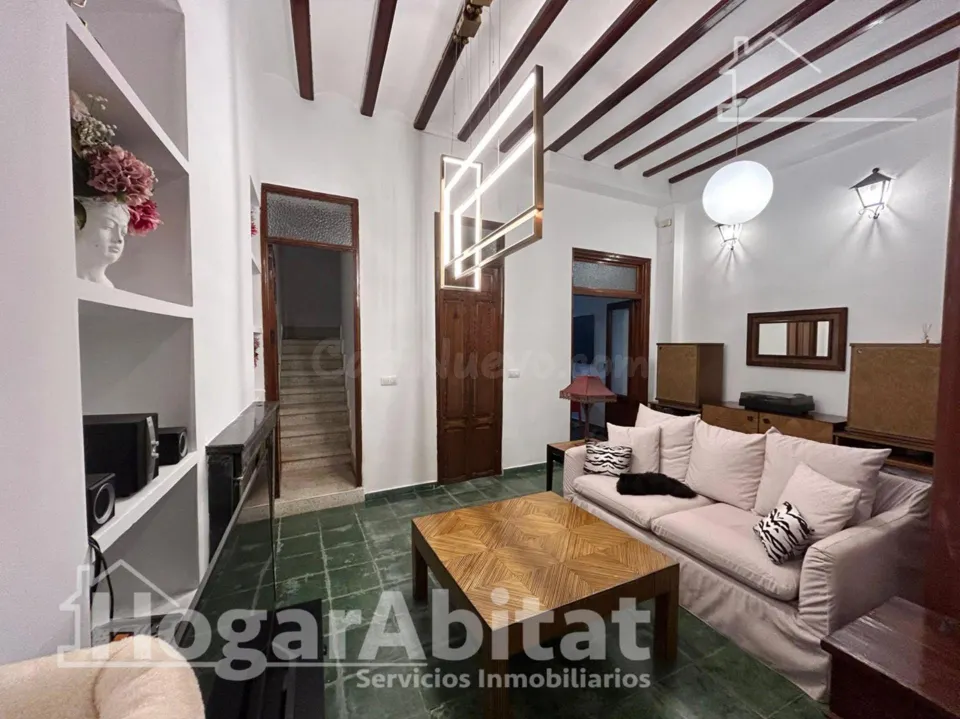 Tradición y calidez mediterránea en esta emblemática casa de pueblo reformada con chimenea, patio
