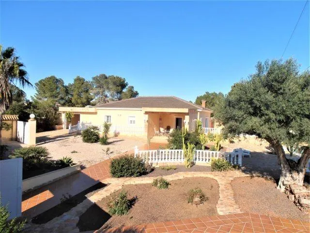 ESPECTACULAR CHALET CON 1.445M2 DE PARCELA EN LAS FILIPINAS VILLAMARTIN — 2