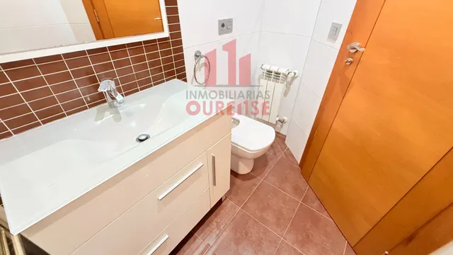 PRECIOSA VIVIENDA SEMINUEVA SITUADA EN O COUTO — 33