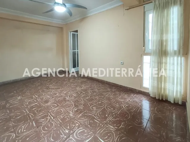 ¡Gran oportunidad de inversión en En Corts! Piso exterior con balcón y muchas posibilidades — 9