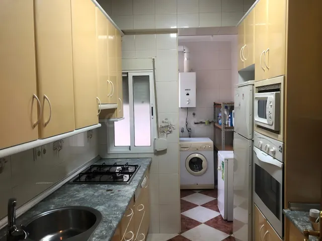 Piso Luminoso de 3 Dormitorios con Ascensor y Balcón | Zona  - foto 3