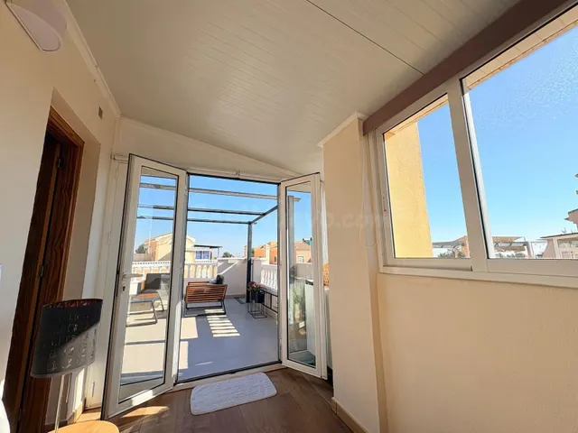ELEGANTE DÚPLEX REFORMADO EN LOMAS DE CABO ROIG – DISEÑO, CO - foto 4