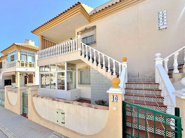 Se vende un bungalow de dos dormitorios y un solárium privad