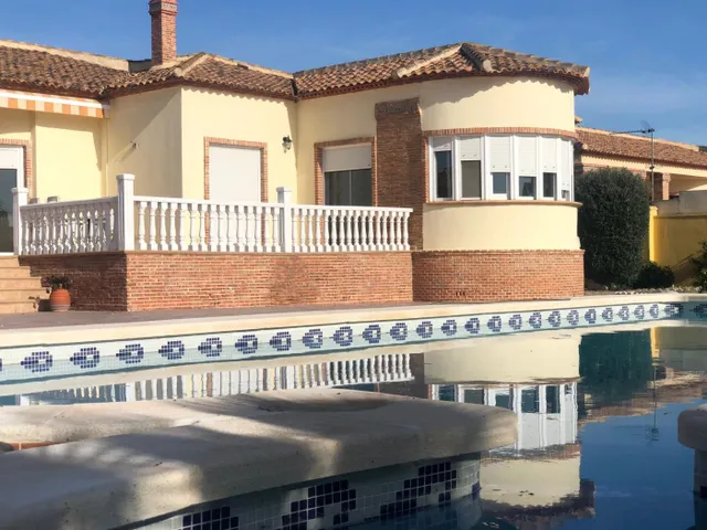 CHALET DE LUJO CON MUY BUENA ORIENTACION EN LUGAR MUY TRANQUILO — 3