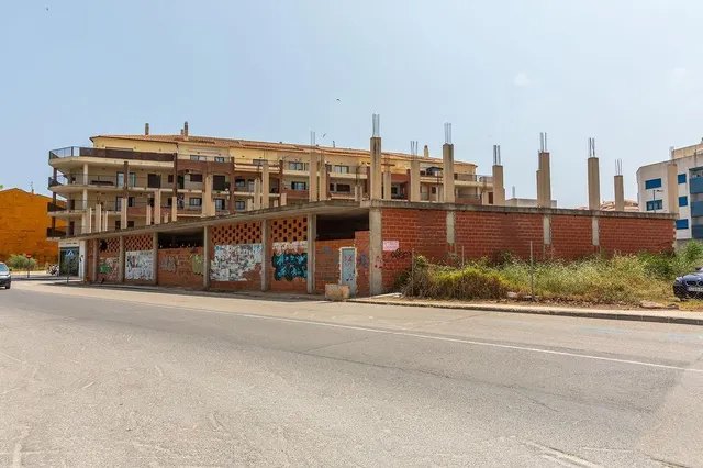 Edificio en obra parada en Llandells (Peñíscola) con proyecto para 39 viviendas y locales — 22