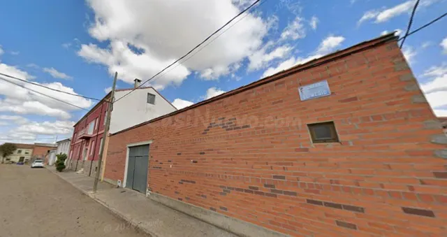 Se vende Casa Adosada OKUPADA en Calle Medio 1 Quintana del 