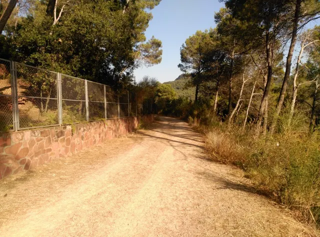 Espectacular terreno que da a dos calles, en Corbera de Llobregat, cerca Hotel Can Fisa. — 42