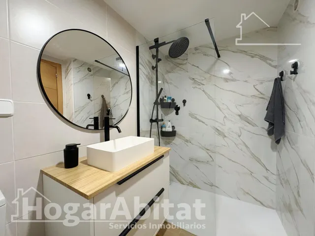 ¡Hogar de lujo! Amplio, sofisticado y reformado, con patio y garaje, todo amueblado — 43