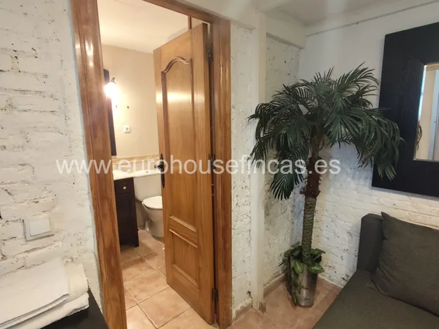 Piso reformado de una habitación con terraza en Finca antigua en Sants. — 16
