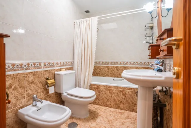 Almeria - cruz de caravaca: amplio triplex - 6 habitaciones + 3 baños + 1 aseo + garaje amplio + 2 salones + 2 cocinas + solarium — 26