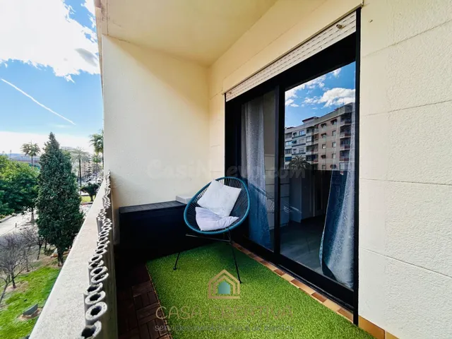 PISO EN VENTA EN GANDIA – AMPLIO, LUMINOSO Y CON GRAN TERRAZ - foto 2