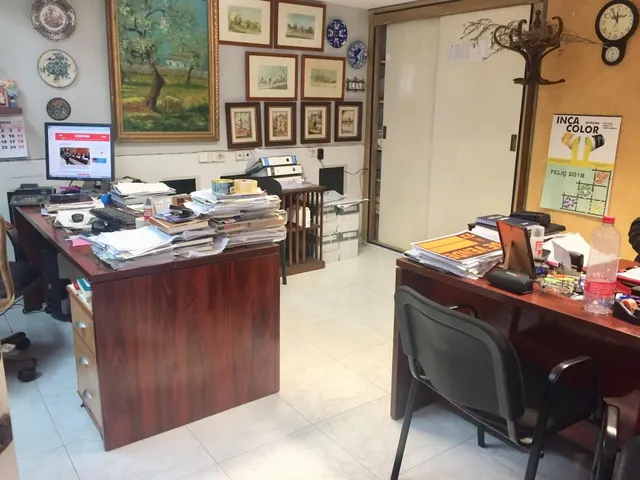 Local de 200 m2. con muchísimas posibilidades en zona Mercat del Tenis. — 2