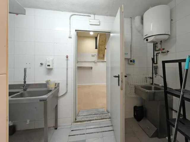 Local comercial con salida de humos en calle Nau, a escasos metros de la Catedral de Tarragona. — 13
