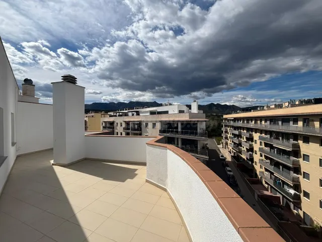 ÁTICO CON TERRAZA, VISTAS DESPEJADAS Y PARKING EN SANT CARLE - foto 2