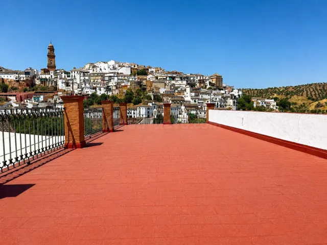 Edificio + negocio de hostelería en funcionamiento con alta  - foto 3