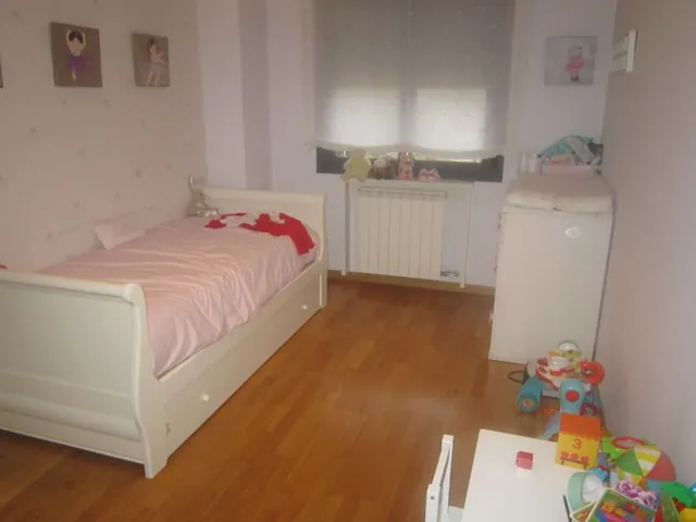 SE VENDE CHALET ADOSADO SEMINUEVO, 4 HAB., GARAJE DOBLE ,PATIO. PARA ENTRAR A VIVIR — 10