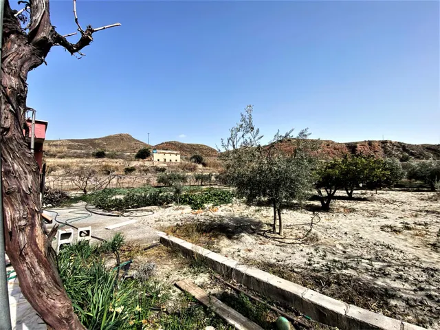 Se vende cortijo a distancia de a pie al pueblo — 38
