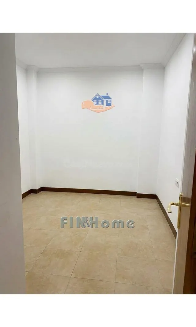 Casa adosada de 152 m2 con cochera, 3 plantas y azotea en Co