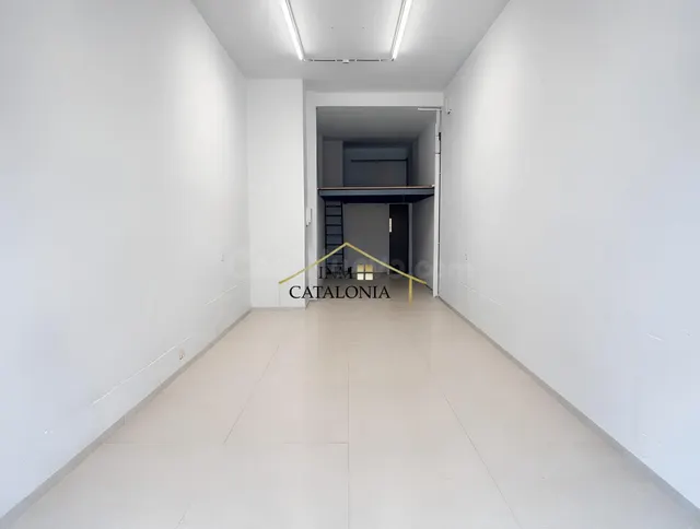 Local comercial en venta en Terrassa | Almacén con altillo y - foto 4