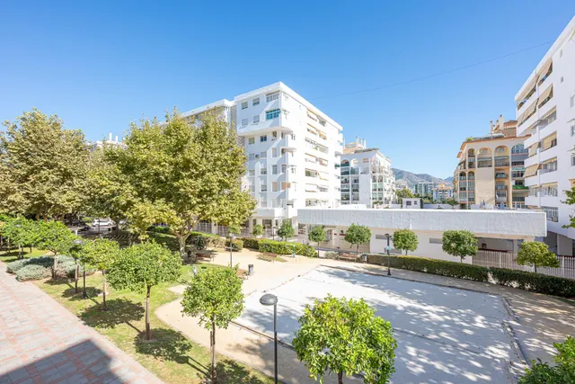 Piso familiar de 4 dormitorios con dos terrazas y piscina en el centro de Fuengirola — 29