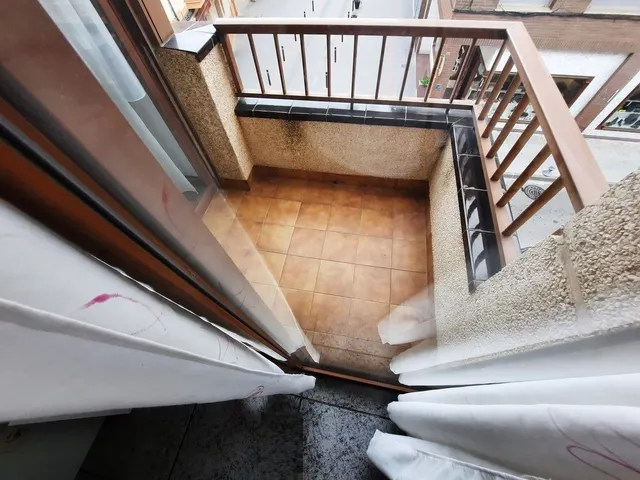 Casa esquinera, de 3 dormitorios, terraza, azotea. Dispone de 2 locales comenrciales. MUY CÉNTRICA — 14