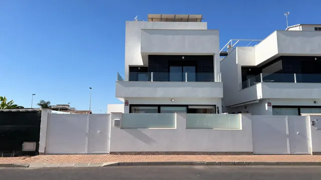 Amplia VILLA de nueva construcción con piscina privada en San Pedro del Pinatar — 33