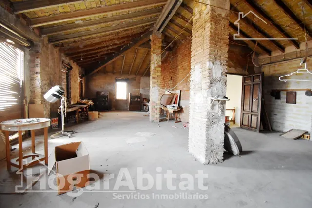¡EXCLUSIVA CASA EN EL CENTRO CON GRAN POTENCIAL PARA REFORMA - foto 4