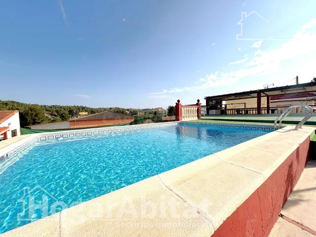 Chalet con piscina, garaje, terraza y barbacoa — 5