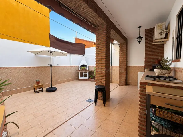 VIVIENDA CON PATIO, GARAJE Y COCINA EXTERIOR EN ZONA RESIDEN