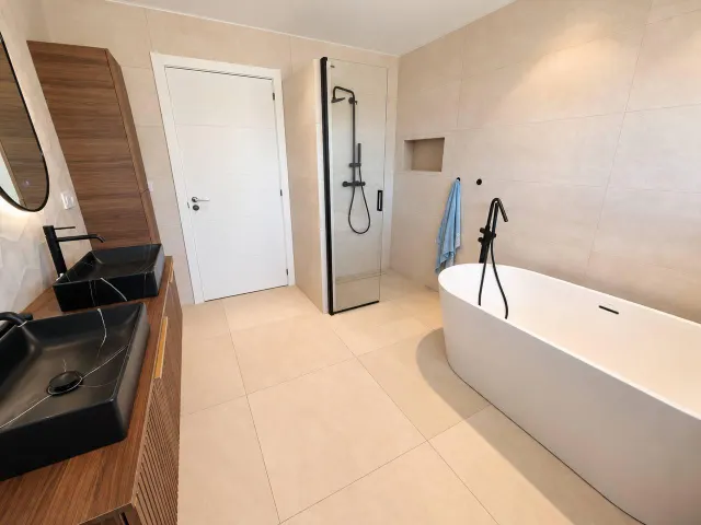 Exclusiva villa de lujo en san juan: dos casas independientes y oasis privado — 7