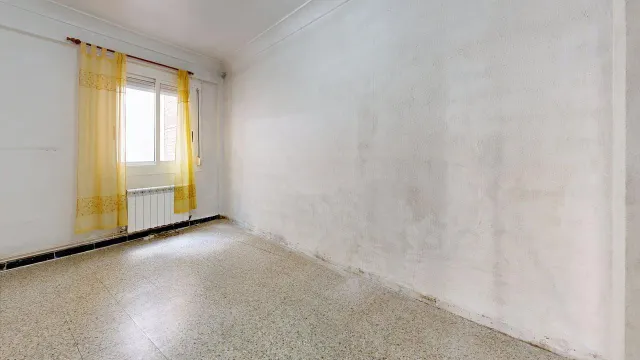 Piso de 65m2. Distribuido en tres dormitorios, salón con terraza, cocina con galería y baño — 31