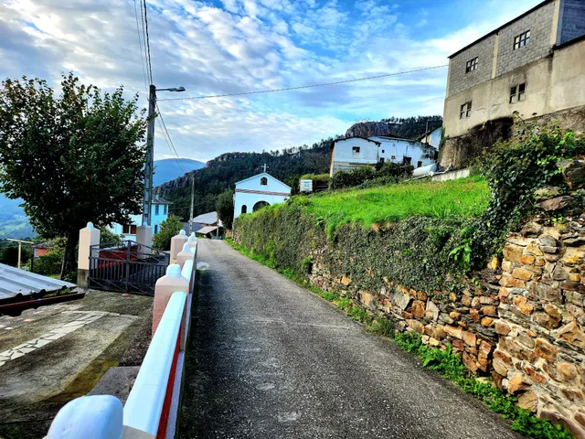 PRECIOSA CASA CON CAPILLA Y TERRENOS EN VILLAYON (ASTURIAS) — 34