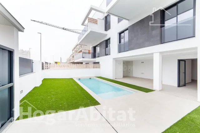 ¡TERCERA LÍNEA DE PLAYA! EXTERIOR EN RESIDENCIAL CON PISCINA