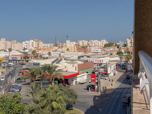 Centro! Interesante ático semireformado, con gran terraza e increíbles vistas panorámicas + 2 piscinas comunitarias — 28