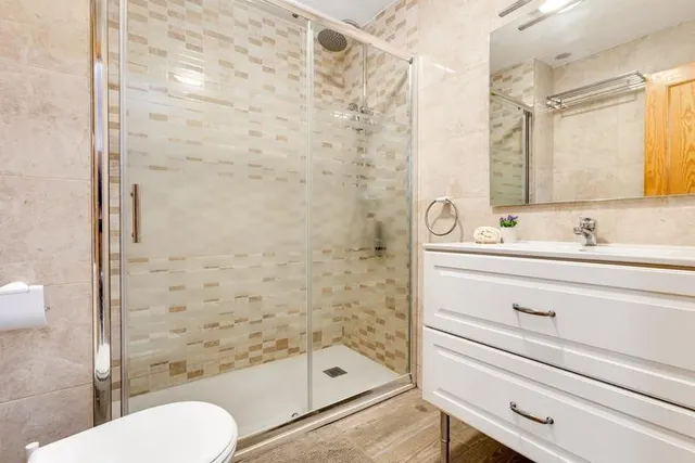 Increíble apartamento de 2 dormitorios cerca de la playa en Torrevieja — 21