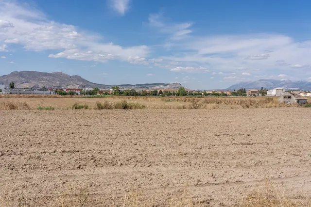 PARCELA EN SANTA FE (GRANADA). 80.000 € (801 m2). — 24