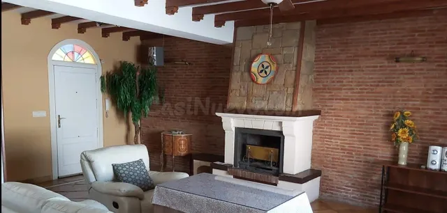 En alquiler: espectacular chalet independiente con piscina y amplio jardín en La Zubia — 3