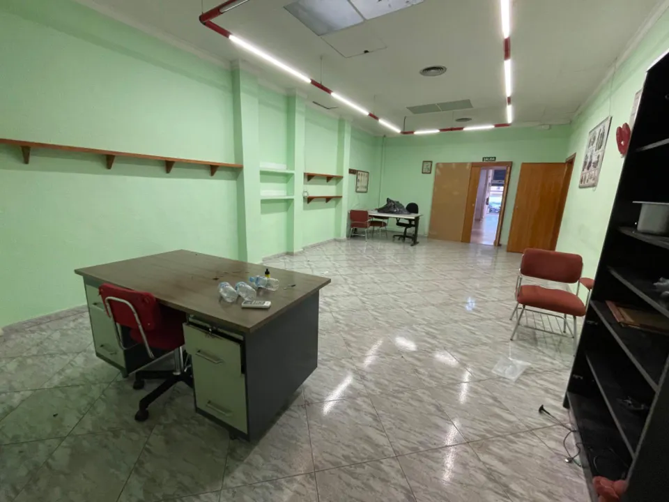 LOCAL DE 240 M2 ACONDICIONADO COMO OFICINA