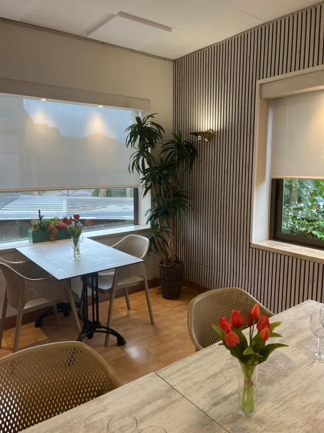 Edificio singular con hostal en funcionamiento, restaurante, bar con terraza y vivienda privada en el centro de Tremp — 12