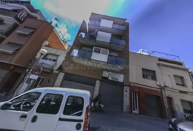 Se vende Piso OKUPADO en Victor Balaguer 34 de Badalona, Bar