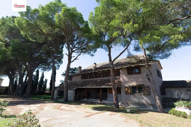 Exclusiva Casa de Piedra con 7.000 mt Terreno Arbolado y Pis
