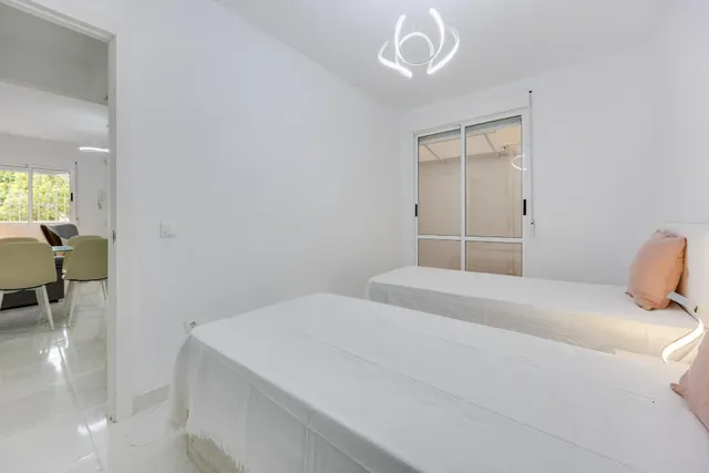 Planta baja de dos dormitorios, totalmente reformada y con piscina comunitaria — 19