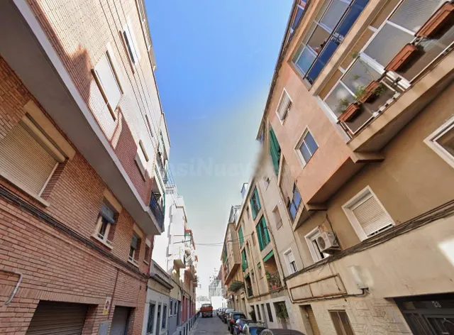 Piso inversión Santa Coloma: 3 dormitorios y ubicación estra - foto 2