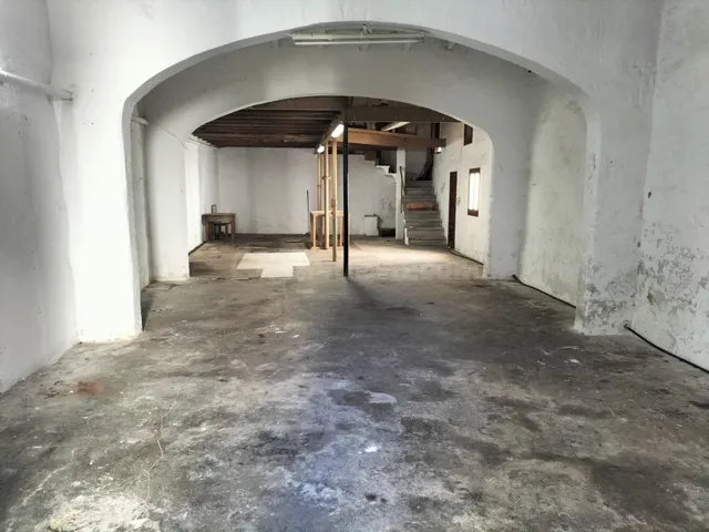GARAJE CON PATIO PARA RECONVERTIR EN VIVIENDA EN PLANTA BAJA - foto 2