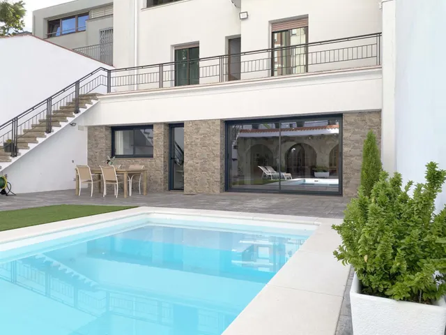 Chalet adosado en venta en Calle de Regàs — 39