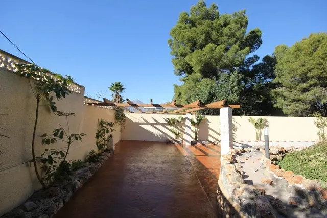 * Villa de 4 dormitorios, piscina y garaje en parcela de 810m2 en Albir * — 19